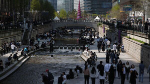 동전 줍고 몸 씻고&hellip;서울시, 청계천에 감시 인력&middot;과태료 부과