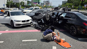 뒤엉킨 차량 보자 사이렌 켰다&hellip;응급처치 나선 남녀 정체