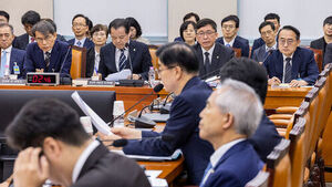 강동완 중앙선거관리위원회 사무총장 대리(왼쪽 세 번째)가 22일 국회에서 열린 '제9회 전국동시지방선거 투표용지 부족 사태 등 국민 참정권 침해 진상규명 및 선거관리 개혁을 위한 국정조사 특별위원회' 제2차 청문회에 출석해 의원 심문에 답하고 있다.