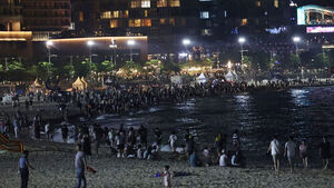 기록적 폭염에 잠 못드는 부산&hellip;열대야에 해운대 '북적'