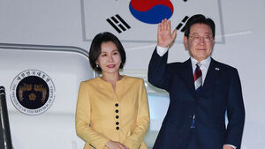 칠레 공식 방문을 마친 이재명 대통령과 김혜경 여사가 30일(현지시간) 산티아고 아르투로 메리노 베니테스 국제공항 공군 1호기에서 환송객에게 인사하고 있다.