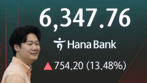 31일 서울 하나은행 본점 딜링룸에 주가지수가 표시되고 있다.