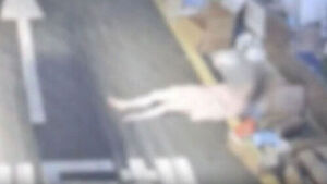 한밤 도로 누워있던 여성&hellip;차에 밟혀도 태연히 '뒤적'