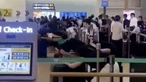 허리 숙인 승객들 '우르르'&hellip;결국 펜스 세운 인천공항