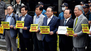 "5&middot;18 왜곡 입장 밝혀라"&hellip;장동혁은 '침묵'