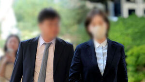 '브로커' 양 씨 재판 출석&hellip;질문 공세에 '침묵'