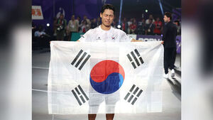 20일 일본 나고야 히가시 스포츠센터에서 열린 2026 아이치&middot;나고야 아시안게임 테크볼 남자 단식 결승전에서 금메달을 획득한 이준석이 울먹이며 태극기를 들어보이고 있다.