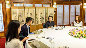 한성숙 국무총리가 20일 서울 종로구 삼청동 공관에서 청년 과학기술 연구자들과 '열린 브런치' 행사 참여 중인 모습 