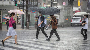 Powerful Typhoon Dujuan Nears Tokyo, Putting Greater Tokyo Area on High Alert