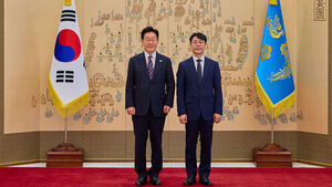President Lee Presents Appointment Letter to Supreme Court Justice Kim Sung-soo, Holds Tea Meeting with Chief Justice Cho Hee-dae