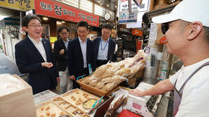 Financial Services Commission Chairman Lee Eok-won Visits Traditional Market for Chuseok, Introduces Support for Small Business Owners