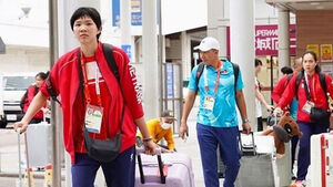 1 hour and 15 minute delay of team bus causes women's volleyball match to start late