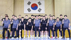 남자 핸드볼 국가대표팀 선수와 감독이 지난 9월 9일 충북 진천군 진천국가대표선수촌에서 열린 2026 아이치&middot;나고야 아시안게임 남자 핸드볼대표팀 미디어데이에서 기념촬영하고 있다. (사진=연합뉴스)