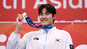 21일 도쿄 아쿠아틱스 센터에서 열린 2026 아이치&middot;나고야 아시안게임 수영 남자 50m 개인 자유형 결승에서 금메달을 획득한 김영범이 시상대에 올라 메달을 보이고 있다.