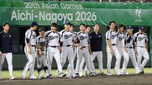 21일 일본 아이치현 오카자키 중앙종합공원야구장에서 열린 2026 아이치&middot;나고야 아시안게임 야구 B조 조별리그 1차전 대한민국과 대만의 경기. 5-0으로 승리한 대한민국 선수들이 그라운드를 바라보고 있다.