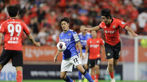 볼을 다투는 인천 이청용과 강원 서민우 (사진=한국프로축구연맹 제공, 연합뉴스)