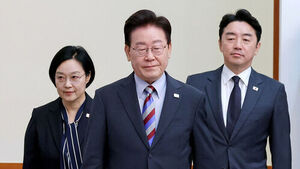 이재명 대통령이 29일 청와대에서 열린 국무회의에 입장하고 있다. 왼쪽부터 한성숙 총리, 이재명 대통령, 강훈식 비서실장. (사진=청와대통신사진기자단, 연합뉴스)