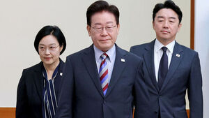 이 대통령 "핵잠&middot;극초음속 미사일은 자주국방 열쇠&hellip;속도 내야"