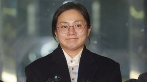 방송인 박나래 씨가 지난 2월 20일 경찰에 출석해 조사를 받은 뒤 서울 강남경찰서를 나서며 취재진 질문을 받는 모습 (사진=연합뉴스)