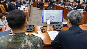 강신철 국방부 장관(오른쪽)과 진영승 합참의장이 29일 국회 국방위원회에서 열린 DMZ 지뢰 추정 폭발사고 현안 질의에 참석해 DMZ 사고 관련 의원 질의 도중 제시한 사고 지역의 지도를 바라보고 있다. (사진=연합뉴스)