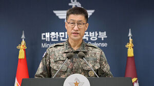 강현우 합참 작전본부장이 30일 서울 용산구 국방부에서 비무장지대(DMZ) 지뢰 폭발 관련 입장을 밝히고 있다. 