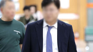 법무부 장관 후보였던 더불어민주당 김승원 의원의 코로나19 임상시험 승인 로비 의혹에 연루된 제넨셀 창업자 강모 교수가 30일 서울 서초구 서울고등법원에서 열린 배임 혐의 2심 선고 공판에 출석하고 있다. (사진=연합뉴스)