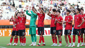 30일 일본 오사카 나가이 스타디움에서 열린 2026 아이치&middot;나고야 아시안게임 남자 축구 준결승 대한민국과 중국의 경기. 2-1로 역전승을 거두며 결승전에 진출한 한국 선수들이 관중들에게 인사하고 있다 (사진=연합뉴스)