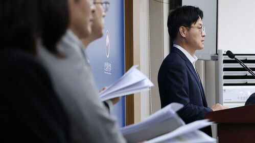 Minister of Trade, Industry and Energy Kim Jeong-kwan explains the U.S. investment projects announced by U.S. President Donald Trump at the Government Complex-Sejong in Sejong City on October 1. (Photo: Yonhap News)