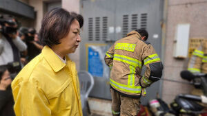 '재정 빨대' 질문에 손사래 친 추미애&hellip;"무릎 꿇고 사과하라"