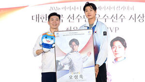  17일 제주월드컵경기장 내 제107회 전국체전 홍보관에서 열린 2026 아이치&middot;나고야 AG 대한민국선수단 우수선수 시상식에서 MVP로 선정된 펜싱 오상욱이 유승민 대한체육회장과 기념 촬영을 하고 있다.