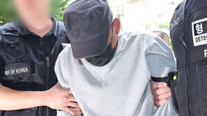 모자마스크를 쓴 피의자가 경찰에 붙잡혀 이동하는 모습