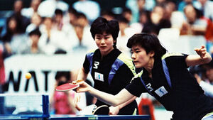 1991년 지바 세계탁구선수권 남북 단일팀의 현정화(오른쪽)와 북한의 리분희

