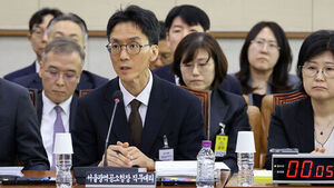 정용환 서울광역공소청장 직무대리가 19일 국회 법제사법위원회에서 열린 서울광역공소청(옛 서울고검) 등에 대한 국정감사에서 의원 질의에 답하고 있다. 오른쪽은 장혜영 수원광역공소청장 직무대리. (사진=연합뉴스)