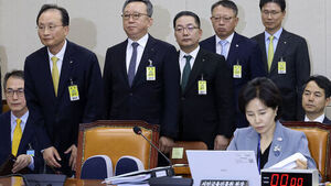 5대 은행장 '해킹 국감'서 줄사과&hellip;"피해 재발 막겠다"