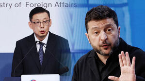 Stry of Foreign Affairs 영문 배경과 발언 중인 두 남성의 모습