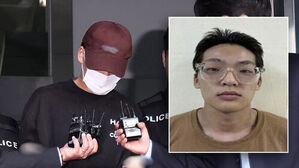 모자 쓰고 마스크를 낀 피의자가 경찰에 둘러싸여 이동하는 모습과 안경을 쓴 증명사진.