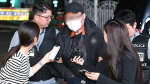 20일 서울 강남구 역삼동 소재 건물 두 곳에서 연달아 방화한 혐의를 받는 70대 남성 A씨가 서울 수서경찰서로 압송되고 있다. (사진=연합뉴스)