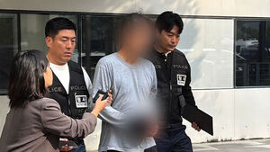 전처에 흉기 휘두른 60대 구속심사 출석&hellip;묵묵부답