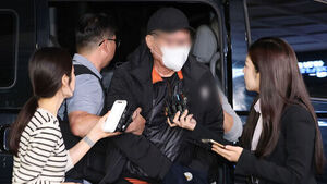 20일 서울 강남구 역삼동 소재 건물 두 곳에서 연달아 방화한 혐의를 받는 70대 남성 A 씨가 서울 수서경찰서로 압송되고 있다. 
