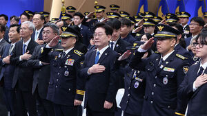 이재명 대통령이 21일 서울 서대문구 경찰청에서 열린 81주년 경찰의 날 기념식에서 국기에 경례하고 있다. (사진=연합뉴스)
