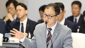 김상욱 울산시장이 21일 울산시청에서 열린 국회 행정안전위원회의 울산시 국정감사에서 질의에 답변하고 있다. 