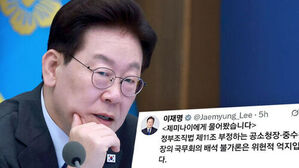 턱을 괴고 생각에 잠긴 이재명 대표와 SNS 글 화면