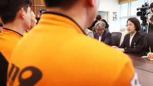 추미애 경기도지사가 20일 경기도 수원시 경기도청에서 전국공무원노동조합 소방본부 소방관들과 간담회를 하고 있다. (사진=연합뉴스)