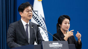 청와대 "검찰총장 국무회의 배석 않을 때는 중립성 지켰나"