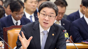 이억원 금융위원장이 22일 국회에서 열린 정무위원회 국정감사에서 위원 질문에 답하고 있다.