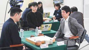 이창호(오른쪽) 9단이 최명훈 9단을 꺾고 세계 최초로 2천승을 달성했다. (사진=한국기원 제공, 연합뉴스)