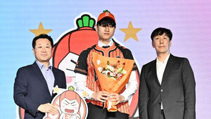 대학배구 최고의 공격수 윤경이 28일 서울 강서구 메이필드호텔에서 열린 2026-2027 KOVO 남자 신인 선수 드래프트에서 전체 1순위로 OK저축은행의 지명을 받은 뒤 포즈를 취하고 있다. (사진=한국배구연맹 제공, 연합뉴스)