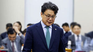 "SCM 내년 초로 연기"&hellip;민주당 진성준 비자 거부