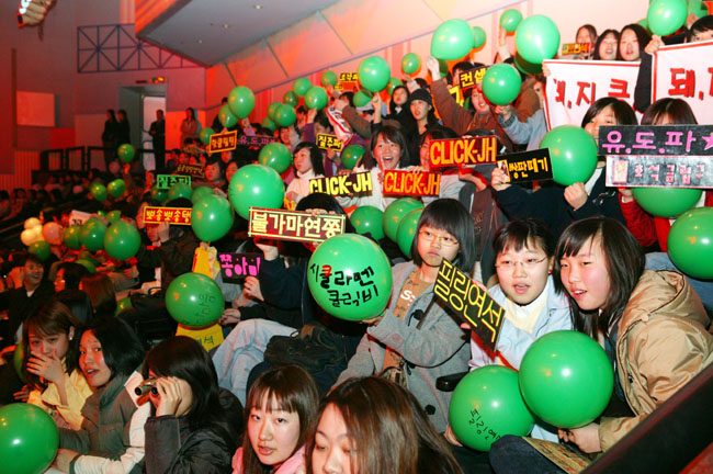 [Resim: mag0303-32_20030312175222.jpg]
