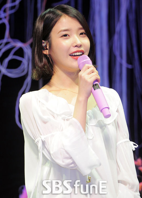 기사 대표 이미지:아이유 "새 앨범, 무엇보다 곡이 좋아 자신 있다"